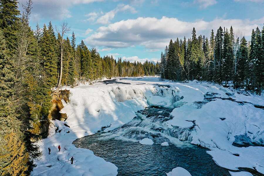 Images showing a partially frozen river in the mountains.