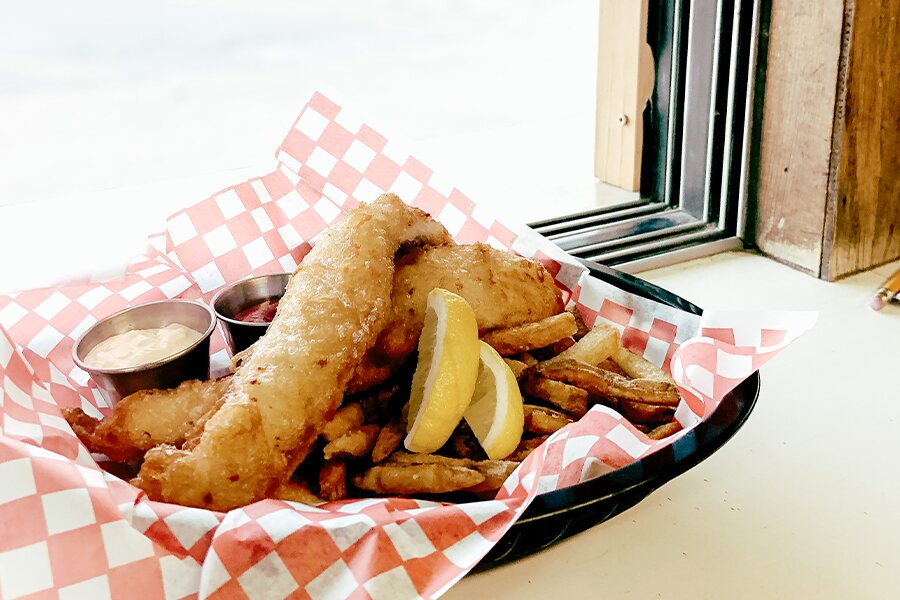 Images showing a plate of fish and chips.