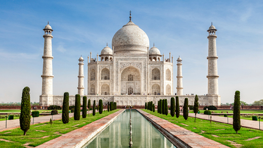 The Taj Mahal on a sunny day.