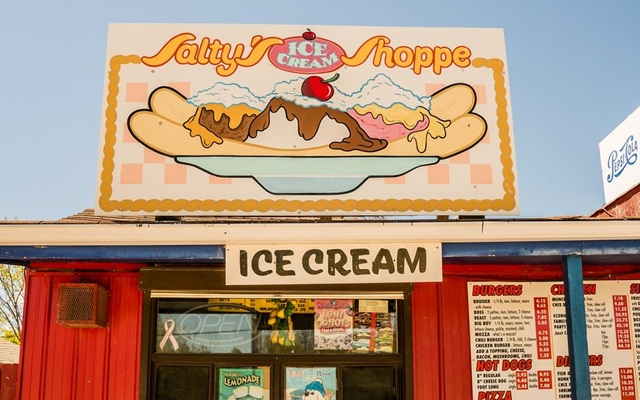 Image showing the exterior of Salty's Shoppe at Winnipeg beach.